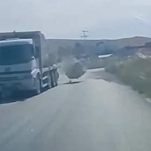 Seyir halindeki tırdan  mermer bloğu düştü! Kaza kıl payı atladıldı