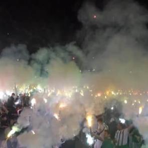 S&uuml;per Lig'in eski efsanesi kuruluş yılını kutladı! Binlerce meşale yandı