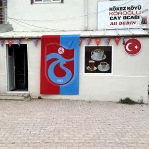 Trabzon'a 734 kilometre uzaktalar ama bu k&ouml;yde her yer bordo-mavi