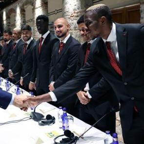 Başkan Erdoğan futbolcuları tek tek tebrik etti! İlgi &ccedil;eken diyaloglar