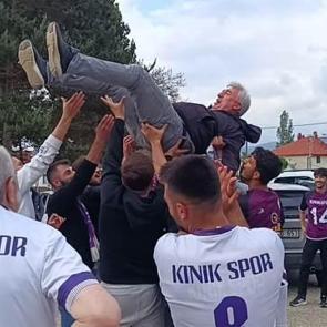 246 kişilik k&ouml;y&uuml;n takımı bir ilki başardı: Genci yaşlısı sokaklara d&ouml;k&uuml;ld&uuml;