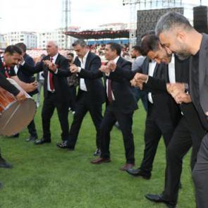 25 yıl sonra 1. Lig'e y&uuml;kseldiler! Halaylarla kutladılar