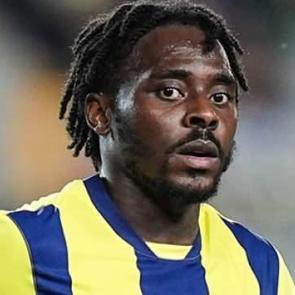 &Uuml;sk&uuml;dar'a gelince fark etti: Osayi Samuel, kız arkadaşını polise şikayet etti