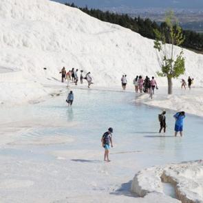 “Beyaz cennet” Pamukkale’de bayram tatili hareketliliği!