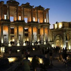 Efes Antik Kenti'nde yeni d&ouml;nem: Gece m&uuml;zeciliği başladı