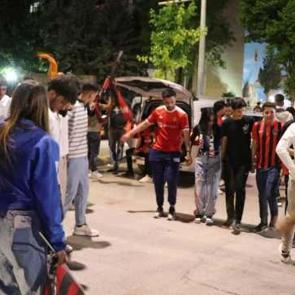 İn cin top oynuyordu: Şampiyonluk haberi gelince şehir d&uuml;ğ&uuml;n salonuna d&ouml;nd&uuml;