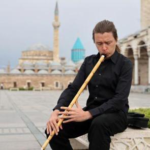 Rus m&uuml;zisyenin hayatına ney sesi y&ouml;n verdi