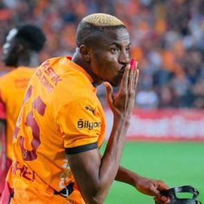 Taraftar &ccedil;ıldırdı Osimhen'i istedi! G.Saray tarihe ge&ccedil;ecek maaş teklif etti!