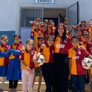 Yunus Akg&uuml;n'den k&ouml;y okulundaki &ouml;ğrencilere forma jesti