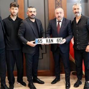 'Bu hediyenin para karşılığı yok': Emniyet'ten Vanspor'a unutulmaz anı