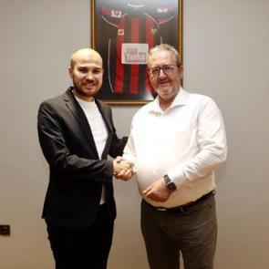 Kul&uuml;p başkanı belediye &ouml;zel kalem m&uuml;d&uuml;r&uuml; oldu, 3. Lig ekibini bıraktı