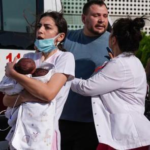 İzmir'de hastanenin yanında büyük yangın: Hastalar nakliye edildi, Bakanlık'tan açıklama