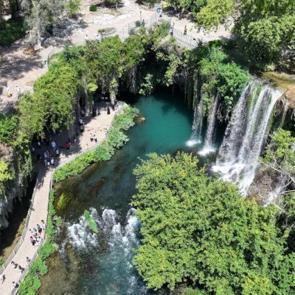 Sıcak havadan bunalanlar Düden Şelalesi’nde yoğunluk oluşturdu!