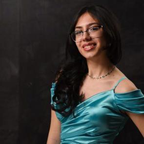 15 yaşındaki Türk piyanist Arya Su Gülenç Almanya'da birinci oldu