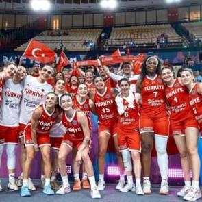 Bakan Bak, &ccedil;eyrek finale &ccedil;ıkan A Milli Kadın Basketbol Takımı'nı tebrik etti