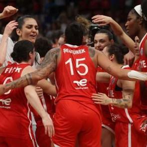 Basketbolda b&uuml;y&uuml;k başarı! Yunanistan'ı devirip &ccedil;eyrek finale y&uuml;kseldik
