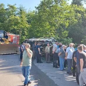 Çay yüklü kamyonet devrildi: 8 yaralı