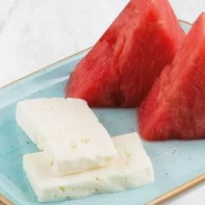 Yaz sofralarının favori ikilisi artık geçmişte kaldı! Uzmanlar uyardı: Karpuz peynir yerine...