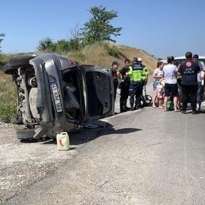 3’ü çocuk 5 kişinin içinde olduğu otomobil takla attı