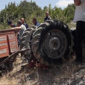 Devrilen traktörün altında kalan sürücü hayatını kaybetti