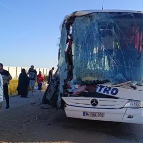 Afyonkarahisar'da yolcu otobüsü TIR'a çarptı: 9 yaralı
