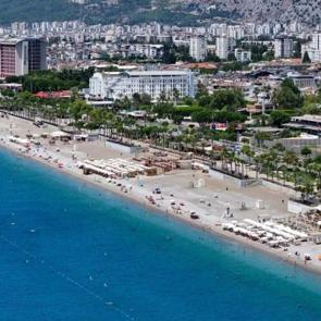 Antalya’nın sahilleri serinlemek isteyenlerle dolup taştı
