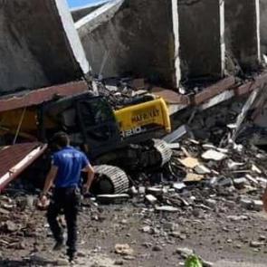 Hatay'da yıkım sırasında 7 katlı bina, iş makinesinin üzerine devrildi