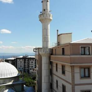 Minare ile bina i&ccedil; i&ccedil;e... İstanbul'da enteresan bir cami: Hayatımda ilk kez g&ouml;rd&uuml;m