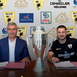 Şampiyonluğun mimarı olmuştu! 2. Lig ekibinde kalmayı se&ccedil;ti