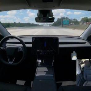 Tesla otomobili fabrikadan sahibinin evine kendi başına gitti