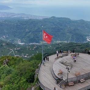 Zorlu patikalardan zirveye ulaştılar: O kadar y&uuml;ksek ki şehirler g&ouml;r&uuml;n&uuml;yor!