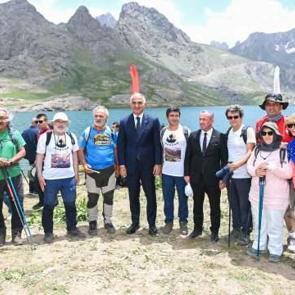 Bakan Ersoy Terörsüz Türkiye'de Hakkâri'ye çıkarma yaptı