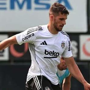 Beşiktaş'ın yeni transferi ilk idmanına &ccedil;ıktı