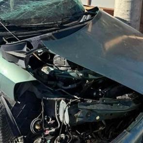 Elektrik direğine çarpan otomobilin sürücüsü öldü