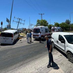 Fethiye'de minibüs ve hafif ticari araç çarpıştı: 12 yaralı