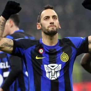 Kapıyı g&ouml;stermişlerdi: Hakan &Ccedil;alhanoğlu İstanbul biletini &ouml;ne &ccedil;ekti