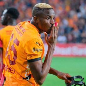  Galatasaray, Osimhen'i bu s&ouml;zleşmeyle ikna etti! Avrupa'da o parayı veren yok