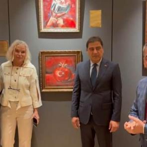 Pınar Karaman'dan Türk Bayraklı sergi