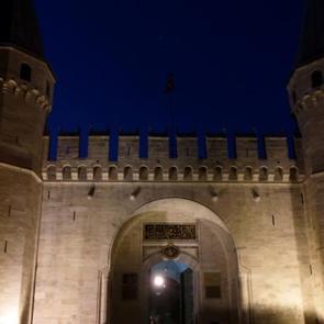 Topkapı Sarayı gece ziyaret&ccedil;ilerini ağırlamaya başladı: Yaz boyunca devam edecek