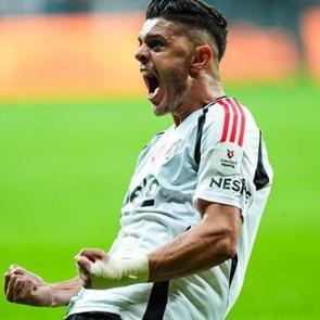 Y&ouml;netimin telefonlarını a&ccedil;mıyor! Beşiktaş'ın yıldızı Alman ekibiyle anlaştı iddiası