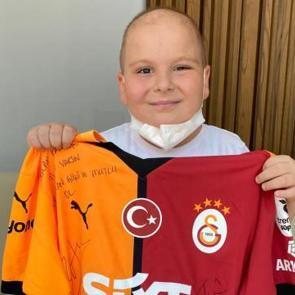 Barış Alper Yılmaz&rsquo;dan kanser hastası &ccedil;ocuğa anlamlı s&uuml;rpriz