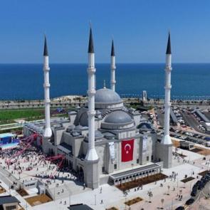 Doğu Karadeniz’in en büyük camisi: Mimari şaheser ibadete açıldı!