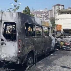 Esenyurt'ta servis minibüsü alev alev yandı