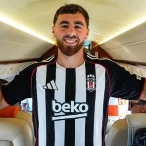 Formayı giydi taraftarı coşturdu! Orkun K&ouml;k&ccedil;&uuml;, İstanbul'a geliyor! Anlamlı saatte imza...