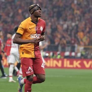 Galatasaray yeni bir rekor kırmak &uuml;zere: G&ouml;zler Napoli'de