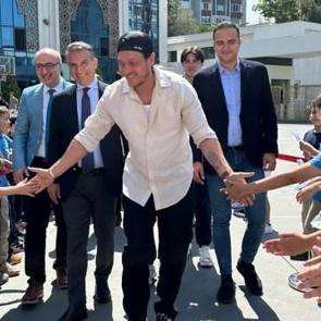 Galatasaray'da Mesut &Ouml;zil s&uuml;rprizi: Kameralar saha kenarına odaklandı