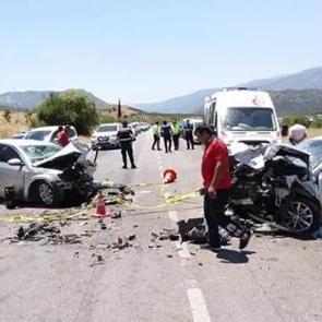 İki otomobil kafa kafaya çarpıştı: 1 ölü, 9 yaralı