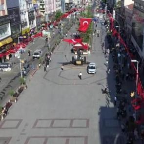 İstanbullulardan ay yıldızlı bayraklarla destek