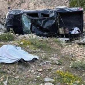 Kamyonet şarampole devrildi: 1 ölü, 5 yaralı