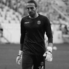 Zor g&uuml;nler ge&ccedil;iren kul&uuml;pten vefa &ouml;rneği! Hayatını kaybeden futbolcusunun ailesini unutmadı